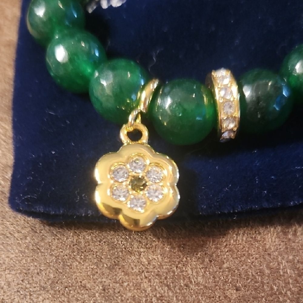 Danbury Mint Emerald Green Bracelet with Gold Floral Charms - Picture 2 of 4